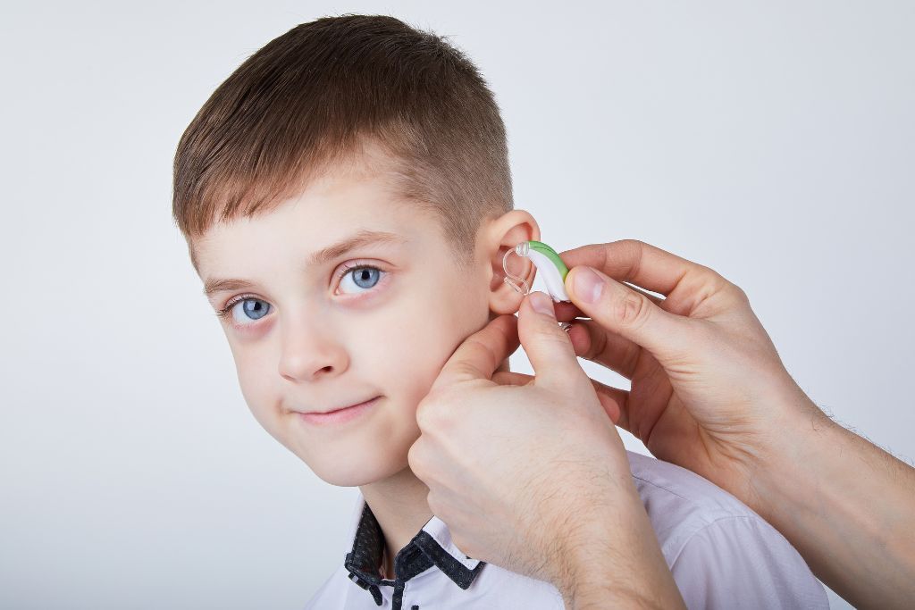 nakladanie-aparatu-sluchowego Zakładanie aparatu słuchowego